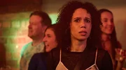 Eine ausgelassene Feier bringt eine entscheidende Neuigkeit ans Licht: Vinette Robinson als Carly (Boiling Point Staffel 1 Folge 4).