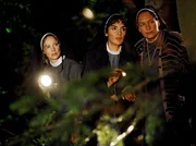 Schwester Camilla, Schwester Anabel und Schwester Babette irren nachts durch den Wald. Sie hoffen, die Postulantin zu finden, bevor ihr etwas zustößt. Schwester Camilla, Schwester Anabel und Schwester Babette irren nachts durch den Wald. Sie hoffen, die Postulantin zu finden, bevor ihr etwas zustößt.