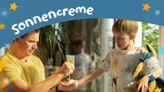 Papa dr&uuml;ckt aus einer Tube Sonnencreme in Moritz' Hand. Moritz verzieht angeekelt das Gesicht.