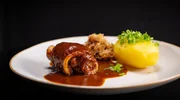 Ein Gericht in der Sendung: Schweinebauchrouladen in Bier-BBQ-So&szlig;e mit Sauerkraut