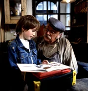 Von links: der Bub (Maxi N&uuml;chtern) und Meister Eder (Gustl Bayrhammer).