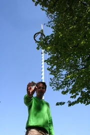 Am 1. Mai wird in vielen Orten dieser Tag mit einem alten Brauch begangen: dem Maibaumaufstellen. Willi ist in M&uuml;nsing mit dabei.