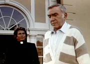 Der Broadwaystar Fred Fusco (Lorne Greene, r.) kann selbst Jonathan (Michael Landon, l.) nicht &uuml;berzeugen, dass er Gott gesehen hat.