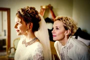 Katja Riemann schl&uuml;pft in der Dokumentation in die Rolle der Hausdame Henriette. Sie erkl&auml;rt die auch heute noch hohe Bedeutung der standesgem&auml;&szlig;en Hochzeit und f&uuml;hrt die Zuschauer durch die Geschichte und Gegenwart des deutschen Adels.
