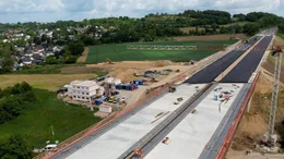 Baustelle an der Haarbachtalbr&uuml;cke  +++ Die Verwendung des sendungsbezogenen Materials ist nur mit dem Hinweis und Verlinkung auf RTL+ gestattet. +++