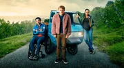 Nach einer folgenschweren Entscheidung begibt sich Au&szlig;enseiter Flake (Jakob Schmidt, Mitte) mit Drogendealerin Kim (Emma Flo&szlig;mann) und Rollstuhlfahrer Philipp (Daniel Rodic) auf einen turbulenten Roadtrip &ndash; mit einer 11 PS starken Ape Piaggio.