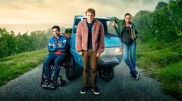 Nach einer folgenschweren Entscheidung begibt sich Au&szlig;enseiter Flake (Jakob Schmidt, Mitte) mit Drogendealerin Kim (Emma Flo&szlig;mann) und Rollstuhlfahrer Philipp (Daniel Rodic) auf einen turbulenten Roadtrip &ndash; mit einer 11 PS starken Ape Piaggio.