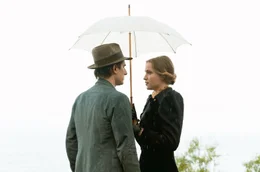 Martin Eden (Luca Marinelli) hofft, durch sein neu erworbenes Wissen die junge Elena Orsini (Jessica Cressy) zu beeindrucken und zu erobern.