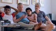 Die beiden V&auml;ter Thomas (li) und Ingmar (re.) beim gemeinsamen Fernsehen mit ihren Kindern Julius und Lucy.