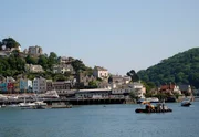 Devon: Idyllische Fischerd&ouml;rfer und mond&auml;ne Badeorte wurden zu Schaupl&auml;tzen vieler Agatha Christie-Romane. Der idyllische Ort Kingswear gegen&uuml;ber von Dartmouth.