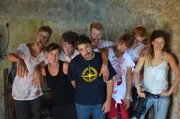 Die beiden Maskenbildner und die Fotografin mit Nils, Leroy, Luc, Robin und Ole während des Zombie-Fotoshootings. Die beiden Maskenbildner und die Fotografin mit Nils, Leroy, Luc, Robin und Ole während des Zombie-Fotoshootings.