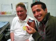 Der Moderator Willi Weitzel, re. und Herr Wenzel in der Zahnarztpraxis.