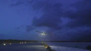 Cessna Recon: Das Leichtflugzeug Cessna, das Drogen nach Norman's Cay auf den Bahamas bringt. Das Flugzeug landet auf der Landebahn, ist aber zu schnell und zu niedrig unterwegs, um sicher zu landen und st&uuml;rzt schlie&szlig;lich auf der Insel ab.
