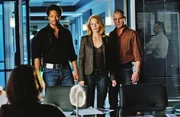 (hi.vli.) Warrick (Gary Dourdan), Catherine (Marg Helgenberger) und Nick (George Eads) untersuchen den Tod zweier Frauen. (hi.vli.) Warrick (Gary Dourdan), Catherine (Marg Helgenberger) und Nick (George Eads) untersuchen den Tod zweier Frauen.