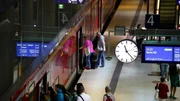 Fahrg&auml;ste steigen in Bahn  +++ Die Verwendung des sendungsbezogenen Materials ist nur mit dem Hinweis und Verlinkung auf RTL+ gestattet. +++