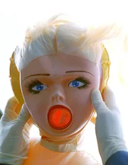 In der N&auml;he des Tatorts hat der M&ouml;rder einen &uuml;berraschenden Hinweis hinterlegt: eine aufblasbare Puppe mit einem Haar im Mund.