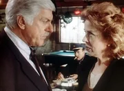 Dr. Sloan (Dick Van Dyke, l.) missfallen Gretchen McCords (Holland Taylor, r.) Methoden, Steuers&uuml;ndern auf die Spur zu kommen.