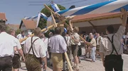 Unterbrunn - Mit vereinten Kr&auml;ften wird der eigene Maibaum aufgestellt.