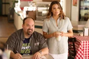 Bobby (Mel Rodriguez) und Theresa (Eva Longoria)    +++ Die Verwendung des sendungsbezogenen Materials ist nur mit dem Hinweis und Verlinkung auf RTL+ gestattet. +++