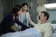 Stacy Warner (Sela Ward, l.) macht sich große Sorgen um ihren Mann Mark (Currie Graham, r.), der eine mysteriöse Krankheit hat. Dr. Allison Cameron (Jennifer Morrison, M.) ist ratlos ... Stacy Warner (Sela Ward, l.) macht sich große Sorgen um ihren Mann Mark (Currie Graham, r.), der eine mysteriöse Krankheit hat. Dr. Allison Cameron (Jennifer Morrison, M.) ist ratlos ...