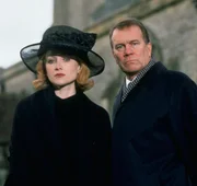 Janet Reason (Kim Thomson, l.) h&auml;lt ihren Mann Simon (Nicky Henson) f&uuml;r einen Loser und verl&auml;sst ihn.