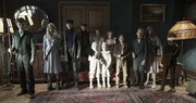 (v.l.n.r.) Enoch (Finlay Macmillan); Emma (Ella Purnell); Jake (Asa Butterfield); Hugh (Milo Parker); Bronwyn (Pixie Davies); die Zwillinge (Thomas und Joseph Odwell); Claire (Raffiella Chapman); Fiona (Georgia Pemberton); Horace (Hayden Keeler-Stone); Olive (Lauren McCrostie); Millard (Cameron King)