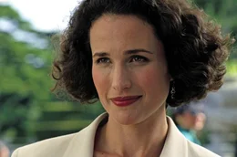 Carrie (Andie MacDowell) sieht den Mann, den sie liebt - leider ist er im Begriff, eine andere zu heiraten ...