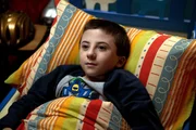 Als sich Axl als Schulprojekt um eine Babypuppe kümmern muss, dauert es nicht lange bis Brick (Atticus Shaffer), genervt von dem dauernden Geschrei, zu Sue ins Zimmer zieht ... Als sich Axl als Schulprojekt um eine Babypuppe kümmern muss, dauert es nicht lange bis Brick (Atticus Shaffer), genervt von dem dauernden Geschrei, zu Sue ins Zimmer zieht ...