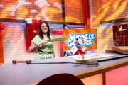 Heute geht es um das römische Reich und Woozle (re.) hat ein passendes Gesellschaftsspiel für sich und Maria (li.) mitgebracht. Hier ist es mit ein bisschen Würfelglück jedoch nicht getan. Außerdem glaubt Simón von einer giftigen Woospe gestochen worden zu sein! Heute geht es um das römische Reich und Woozle (re.) hat ein passendes Gesellschaftsspiel für sich und Maria (li.) mitgebracht. Hier ist es mit ein bisschen Würfelglück jedoch nicht getan. Außerdem glaubt Simón von einer giftigen Woospe gestochen worden zu sein!