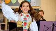 Lara schl&uuml;pft in eine typisch burgenlandkroatische Tracht.
