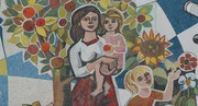 Das Mosaik &bdquo;Unser Leben&ldquo; von Walter Womacka am Haus des Lehrers in Berlin zeigt Szenen des Alltags in der DDR und bedient sich auch traditioneller Frauenbilder.
