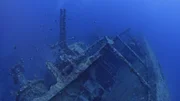 Das Wrack der USS Emmons liegt auf seiner Steuerbordseite auf dem Meeresboden vor Okinawa, Japan.