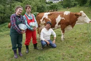 M&auml;dchen vs. Jungs: Wer kann schneller eine Kuh melken?