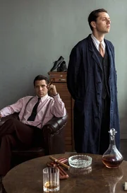 Adi (Christian Friedel, re.) arbeitet mit seinem Vater im Familien-Schusterbetrieb. Wenig sp&auml;ter st&ouml;&szlig;t sein Bruder Rudi (Hanno Koffler) dazu. Fortan verfolgen sie ihr gemeinsames Ziel: den perfekten Sportschuh zu entwickeln. Konflikte zwischen den so unterschiedlichen Br&uuml;dern bleiben dabei nicht aus...