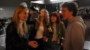 Das Opfer, Alexandra Tietze (Lucy Gartner, 2. v. li.), feiert am Abend ihrer Ermordung ausgelassen mit ihren neuen Freunden Jess (Berit Vander, li.), Emi (Kaya Leonie Boch, 2. v. re.) und Timo (Adrian Gr&uuml;newald) im Internat.