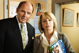 MDR FERNSEHEN SO WIE DU BIST, am Donnerstag (16.04.26) um 12:30 Uhr. "So wie du bist", Im Beruf war Helene beinhart. Nicht nur Angeklagte sondern auch so manche Kolleginnen sind erleichtert, dass die unnahbare Richterin endlich in den Ruhestand verschwindet. Ein Glas zu viel bei der Verabschiedung, ein Autounfall und pl&ouml;tzlich steht Helenes Leben auf dem Kopf. Auf Anraten ihres Anwalts k&uuml;mmert sie sich um die junge Frau, deren Vater beim Unfall verletzt wurde. Michalina, die das Down Syndrom hat, spricht  mit ihrer spontanen Herzlichkeit eine Seite Helenes an, die sie selbst gar nicht mehr kennt. Herbert Eichner (August Schm&ouml;lzer) und Helene (Gisela Schneeberger)