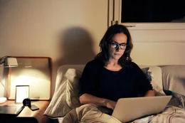 Die erfolgreiche Marketingspezialistin Fiona (Claudia Michelsen) geht voll in ihrem Job auf &ndash; sogar nachts im Bett.