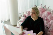 Die intrigante Sarah Bedford (Mavie H&ouml;rbiger) katapultierte sich mit einem geschickten Coup an die politische Spitze des Landes und beschw&ouml;rt nun einen immer hemmungsloseren Krieg der Geschlechter.