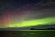 Die s&uuml;dliche Aurora erhellt den Nachhimmel &uuml;ber Bruny Island mit einem spektakul&auml;ren Farbenspiel.