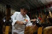 Florencio Sanchidri&aacute;n beim Schinkenschneiden - eine hohe Kunst in Spanien