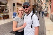 Sabrina (l, 27) und Robin (31) schlendern verliebt durch Verona.