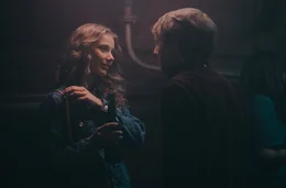 Um seinem Schwarm Leonie (Johanna Hens) zu imponieren, trifft Flake (Jakob Schmidt) am Abend der Abi-Party einige gewagte Entscheidungen und handelt sich am Ende Sozialstunden bei &bdquo;Essen auf R&auml;dern&ldquo; ein.
