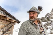 Sepp Heindl (Martin Leutgeb) lebt seit Jahren einsam in seiner Bergh&uuml;tte. Vielleicht kann er den entscheidenden Hinweis auf den Ursprung der Lederhose liefern?