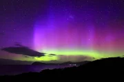 Die s&uuml;dliche Aurora erhellt den Nachhimmel &uuml;ber Bruny Island mit einem spektakul&auml;ren Farbenspiel.