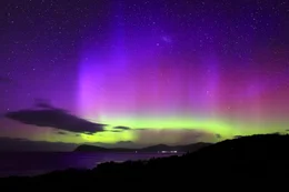 Die s&uuml;dliche Aurora erhellt den Nachhimmel &uuml;ber Bruny Island mit einem spektakul&auml;ren Farbenspiel.