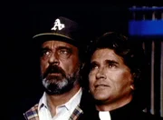 Mark (Victor French, l.) und Jonathan (Michael Landon, r.) sehen voller Erstaunen dem eigenartigen Schauspiel zu, das sich auf der Theaterb&uuml;hne ereignet.