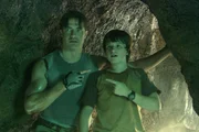 Trevor Anderson (Brendan Fraser, l.) und Sean Anderson (Josh Hutcherson)   Die Verwendung des sendungsbezogenen Materials ist nur mit dem Hinweis und Verlinkung auf RTL+ gestattet.
