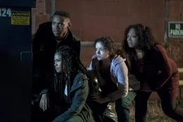 Von links: Isaiah (Joivan Wade), Nya (Lex Scott Davis), Selina (Kristen Solis) und Luisa (Luna Lauren Velez)  Die Verwendung des sendungsbezogenen Materials ist nur mit dem Hinweis und Verlinkung auf RTL+ gestattet.; Von links: Isaiah (Joivan Wade), Nya (Lex Scott Davis), Selina (Kristen Solis) und Luisa (Luna Lauren Velez)  Die Verwendung des sendungsbezogenen Materials ist nur mit dem Hinweis und Verlinkung auf RTL+ gestattet.