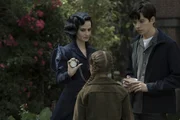 Miss Peregrine (Eva Green), Jake (Asa Butterfield), Fiona (Georgia Pemberton)