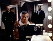 Fred Fusco (Lorne Greene, M.) ist verzweifelt, da ihm niemand Glauben schenken will. Fred Fusco (Lorne Greene, M.) ist verzweifelt, da ihm niemand Glauben schenken will.